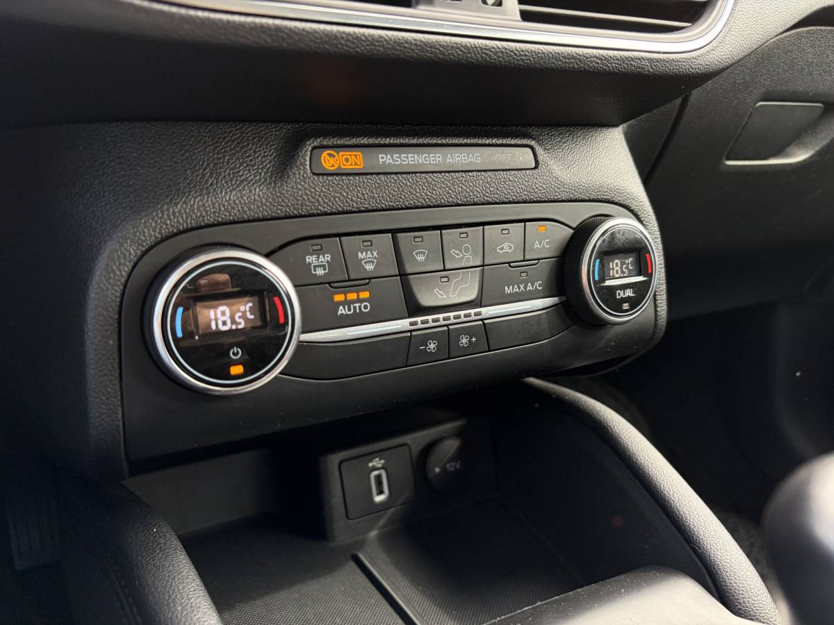 Ford Focus Ford Focus Wagon 1.0 EcoBoost Titanium Business | PDC | Navi | Trekhaak | Carplay | Rijklaar met beurt & garantie!