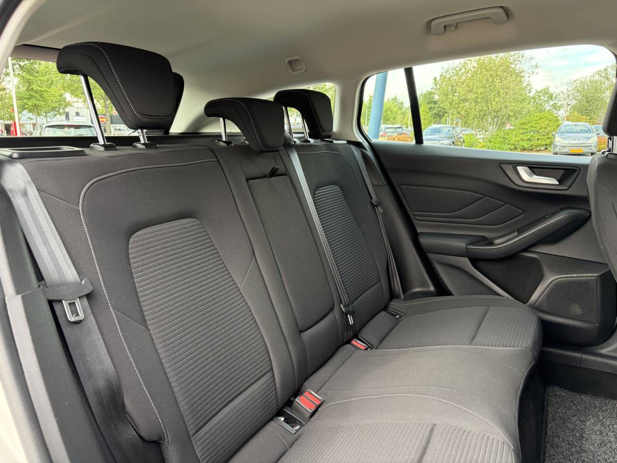 Ford Focus Ford Focus Wagon 1.0 EcoBoost Titanium Business | PDC | Navi | Trekhaak | Carplay | Rijklaar met beurt & garantie!