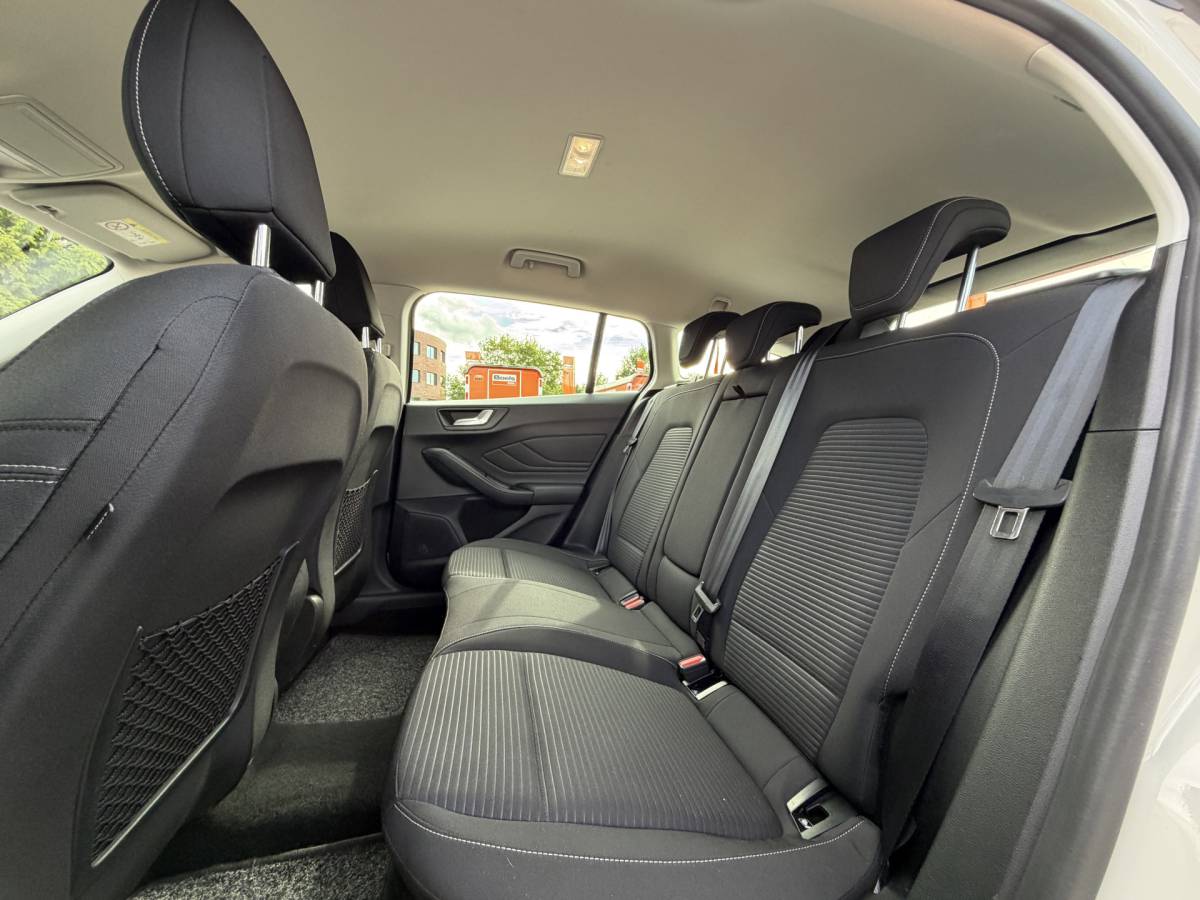 Ford Focus Ford Focus Wagon 1.0 EcoBoost Titanium Business | PDC | Navi | Trekhaak | Carplay | Rijklaar met beurt & garantie!