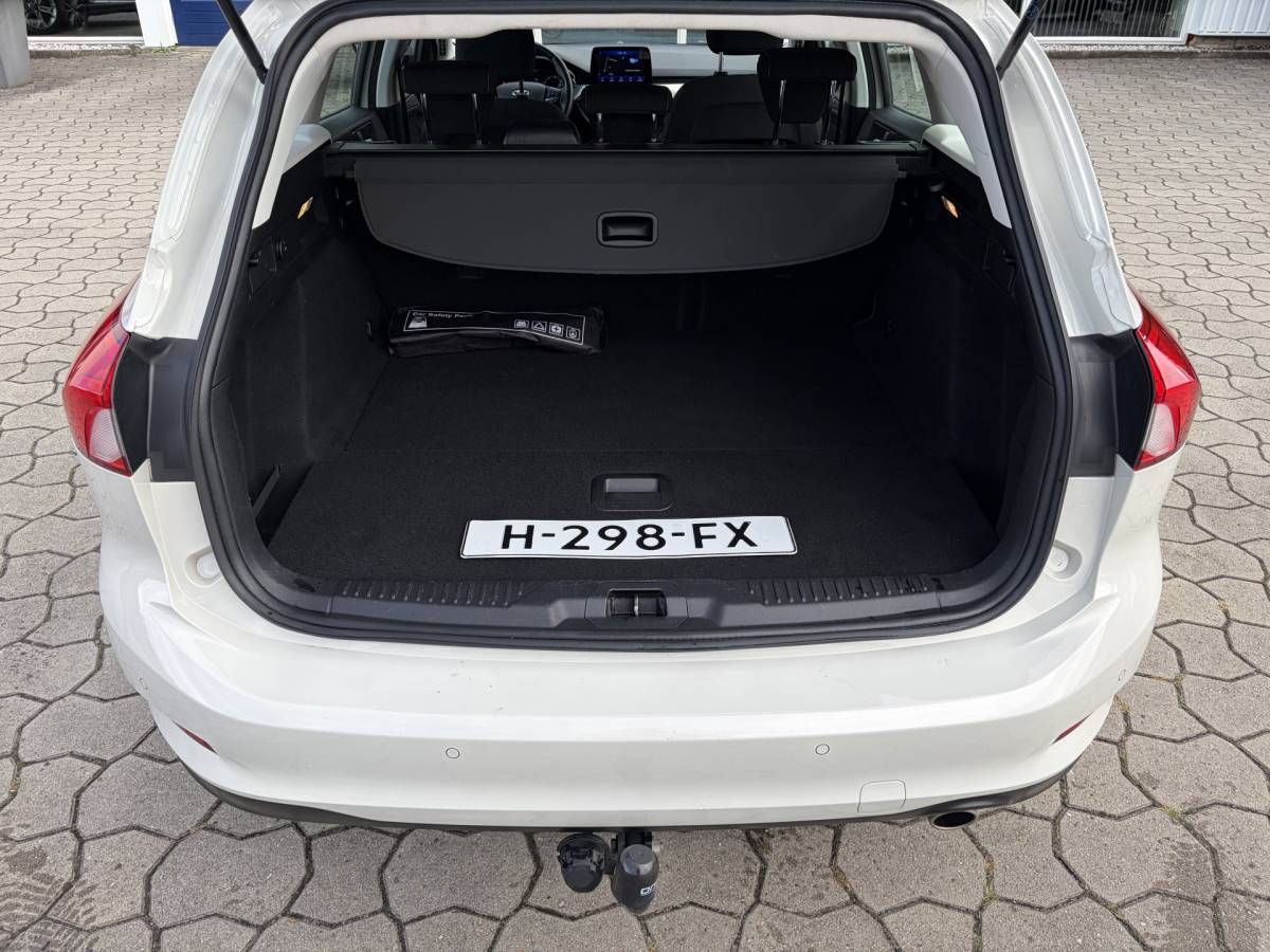 Ford Focus Ford Focus Wagon 1.0 EcoBoost Titanium Business | PDC | Navi | Trekhaak | Carplay | Rijklaar met beurt & garantie!