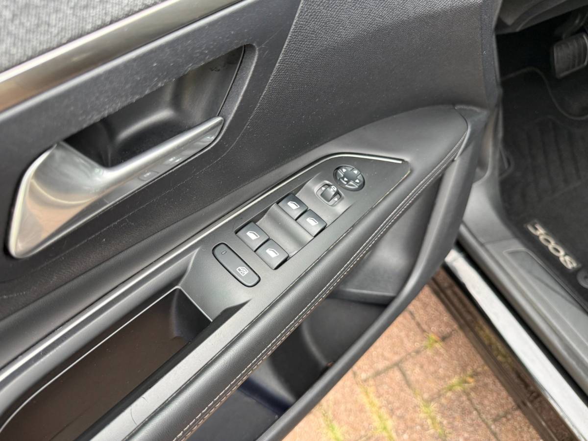 Peugeot 3008 Peugeot 3008 1.2 PureTech Allure | Automaat | Pano | CarPlay