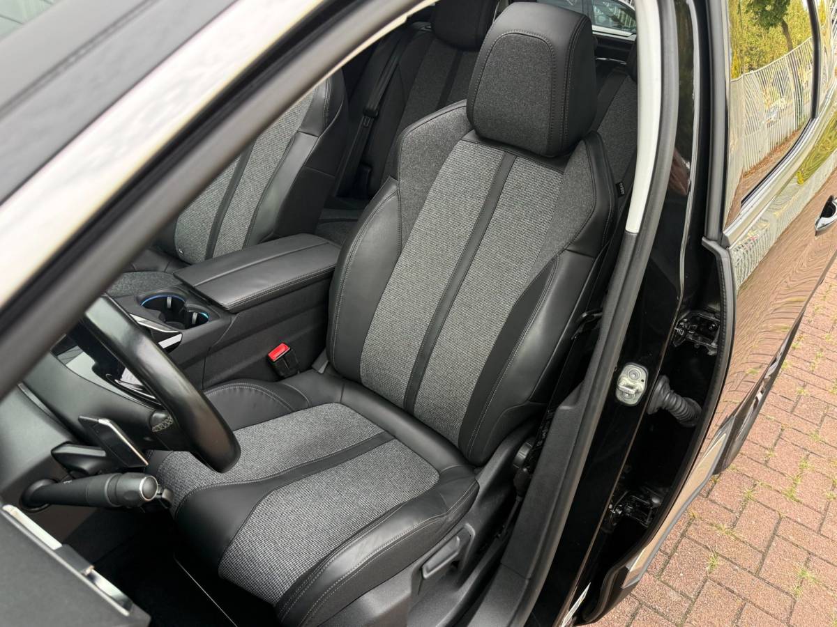 Peugeot 3008 Peugeot 3008 1.2 PureTech Allure | Automaat | Pano | CarPlay