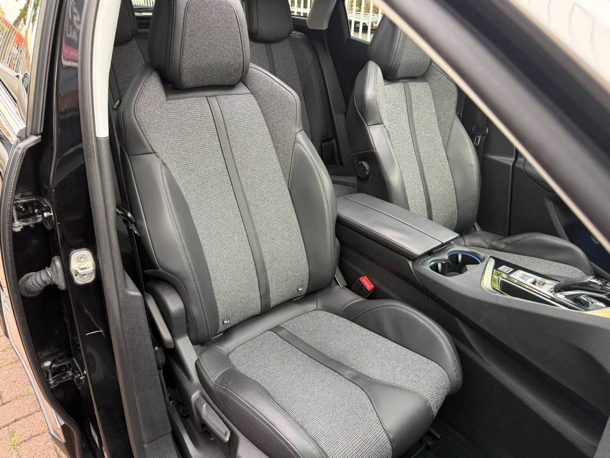 Peugeot 3008 Peugeot 3008 1.2 PureTech Allure | Automaat | Pano | CarPlay
