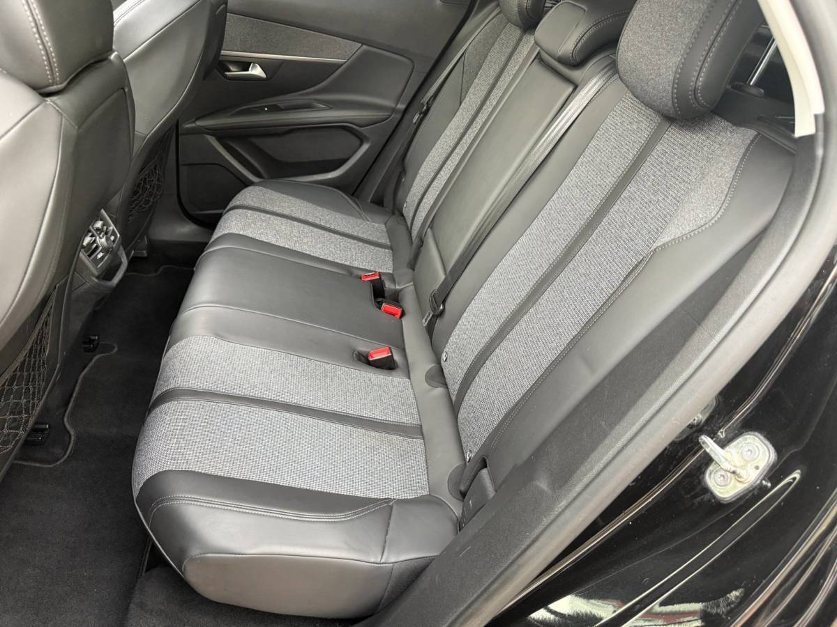 Peugeot 3008 Peugeot 3008 1.2 PureTech Allure | Automaat | Pano | CarPlay