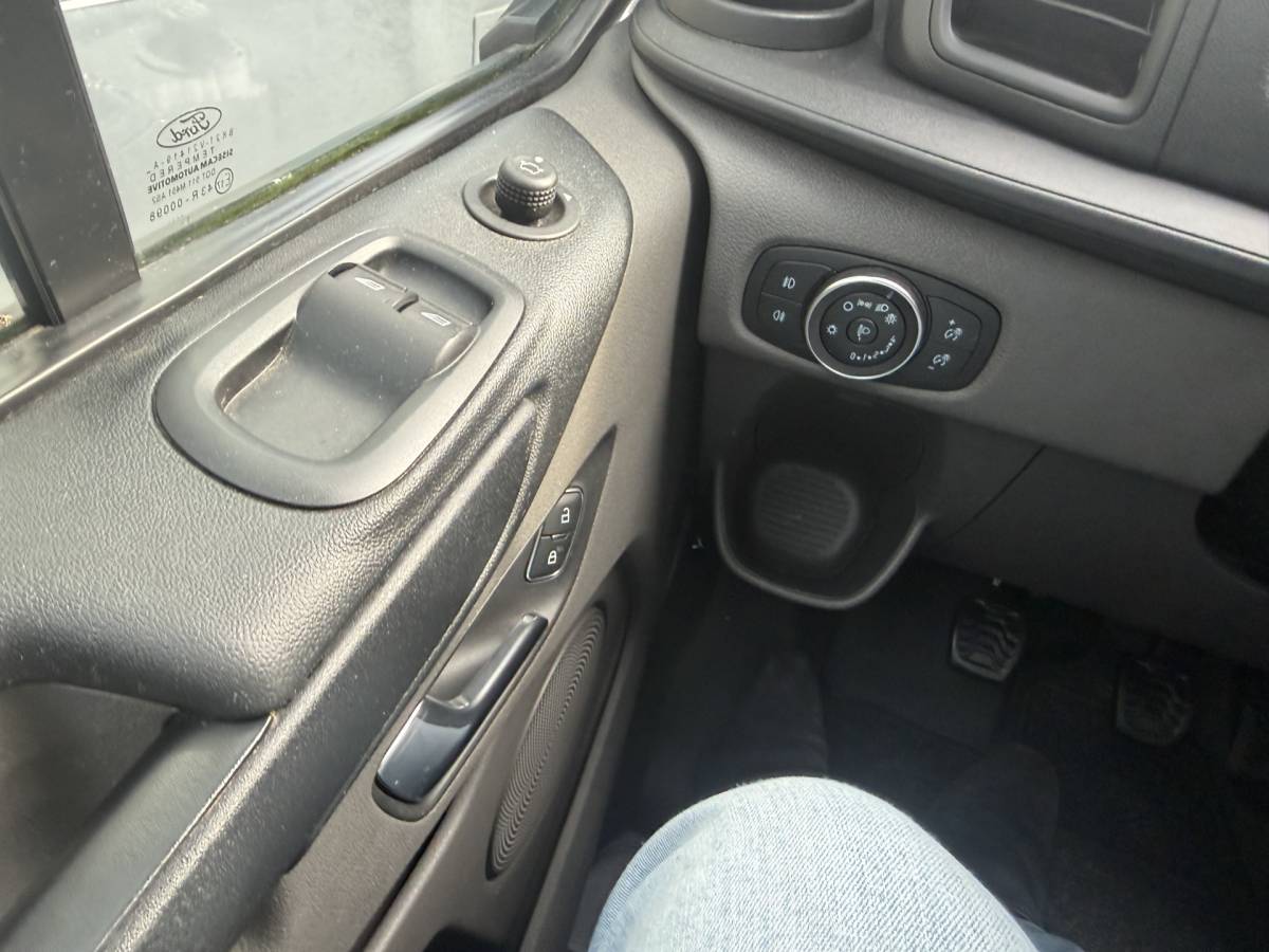 Ford Transit Custom Ford Transit Custom 300 2.0 TDCI L1H1 Trend DC 6-persoons Vol optie 20inch,Trekhaak,Cruise,Cv,Navi btw auto