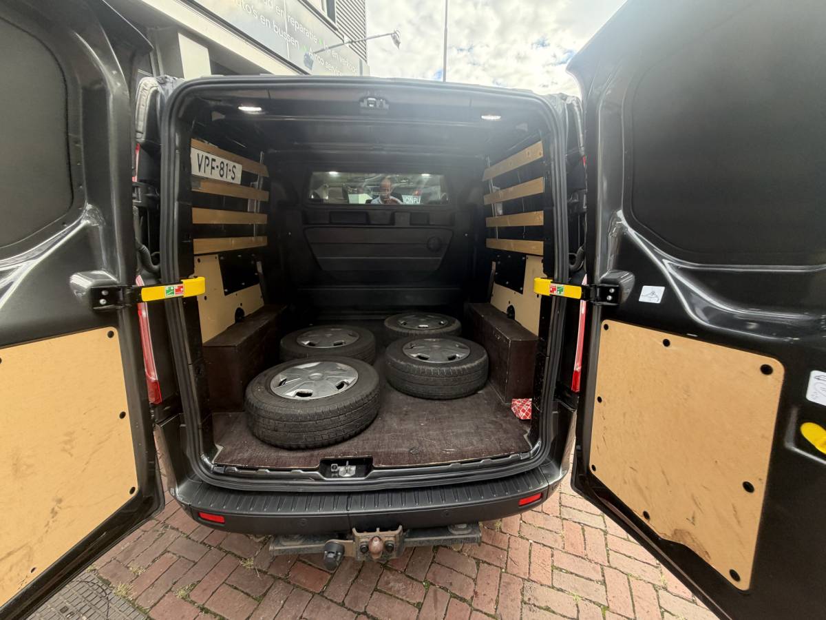 Ford Transit Custom Ford Transit Custom 300 2.0 TDCI L1H1 Trend DC 6-persoons Vol optie 20inch,Trekhaak,Cruise,Cv,Navi btw auto
