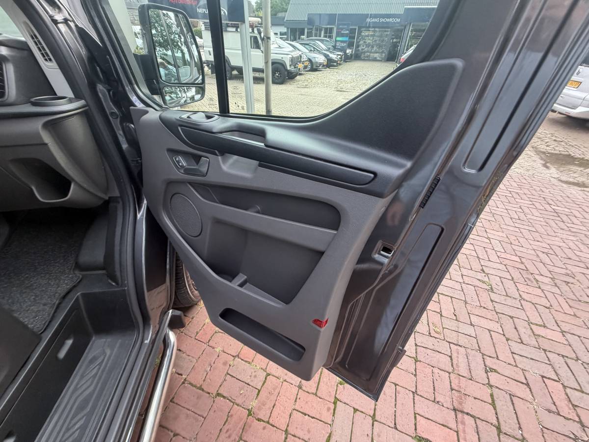 Ford Transit Custom Ford Transit Custom 300 2.0 TDCI L1H1 Trend DC 6-persoons Vol optie 20inch,Trekhaak,Cruise,Cv,Navi btw auto