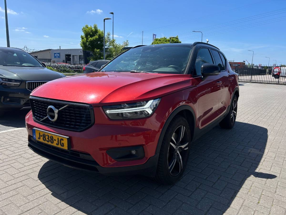 Volvo XC40 Volvo XC40 1.5 T5 Recharge R-Design I 1ste eig. I R-Design I Winterpakket I Blis I 19″ I Leer I Trekhaak I Carplay I Navi I