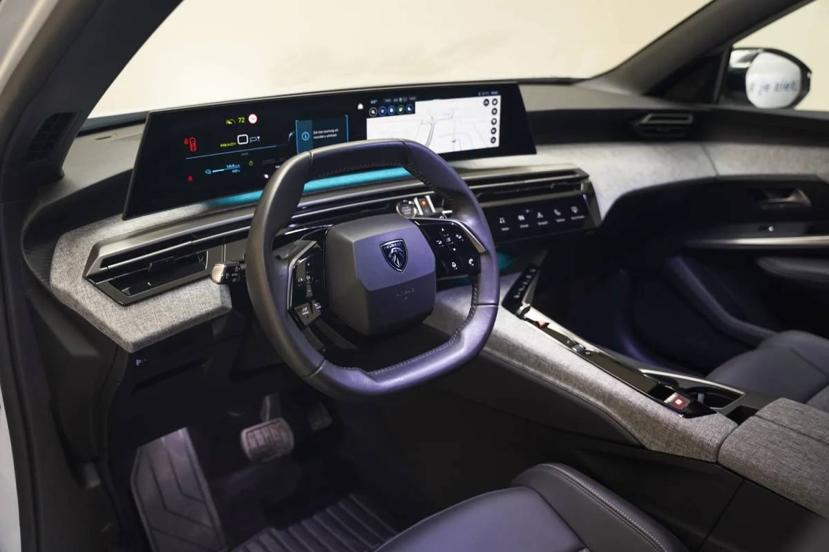 Peugeot e-3008 Peugeot e-3008 Allure 73 kWh 3-Fase [ Navi Keyless Apple / Android Full Led Carplay ]