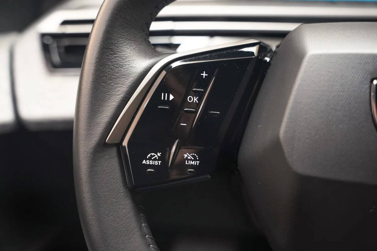 Peugeot e-3008 Peugeot e-3008 Allure 73 kWh 3-Fase [ Navi Keyless Apple / Android Full Led Carplay ]