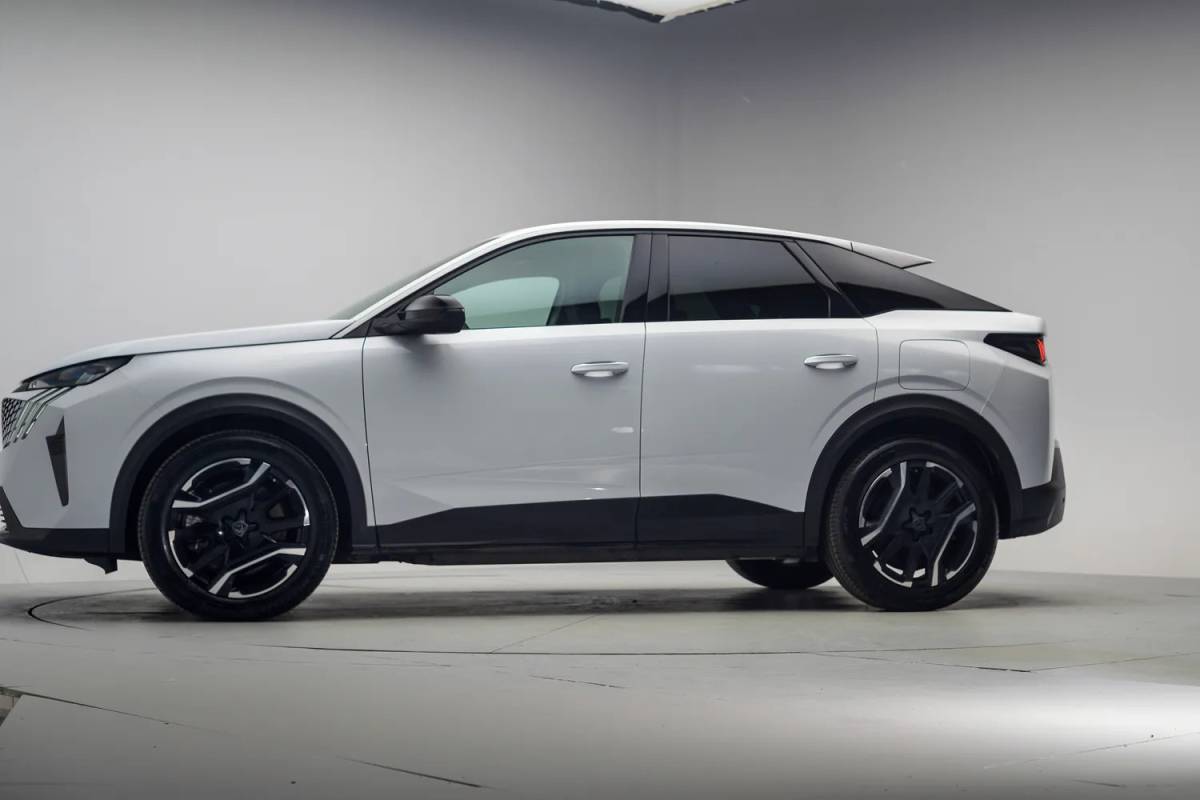 Peugeot e-3008 Peugeot e-3008 Allure 73 kWh 3-Fase [ Navi Keyless Apple / Android Full Led Carplay ]