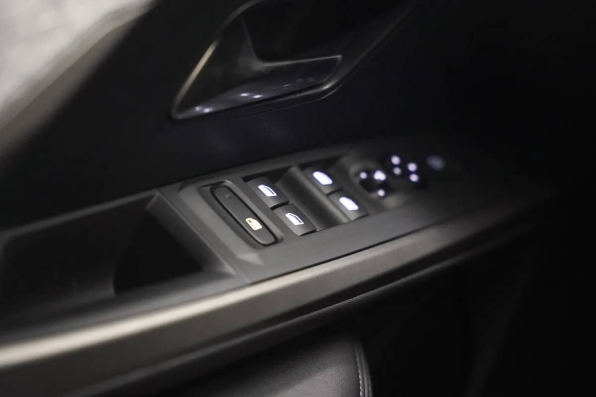 Peugeot e-3008 Peugeot e-3008 Allure 73 kWh 3-Fase [ Navi Keyless Apple / Android Full Led Carplay ]
