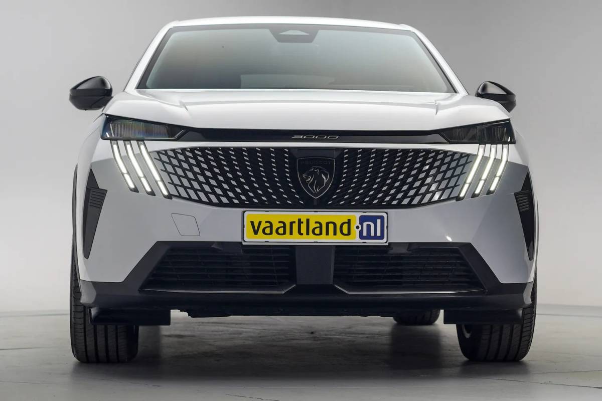 Peugeot e-3008 Peugeot e-3008 Allure 73 kWh 3-Fase [ Navi Keyless Apple / Android Full Led Carplay ]