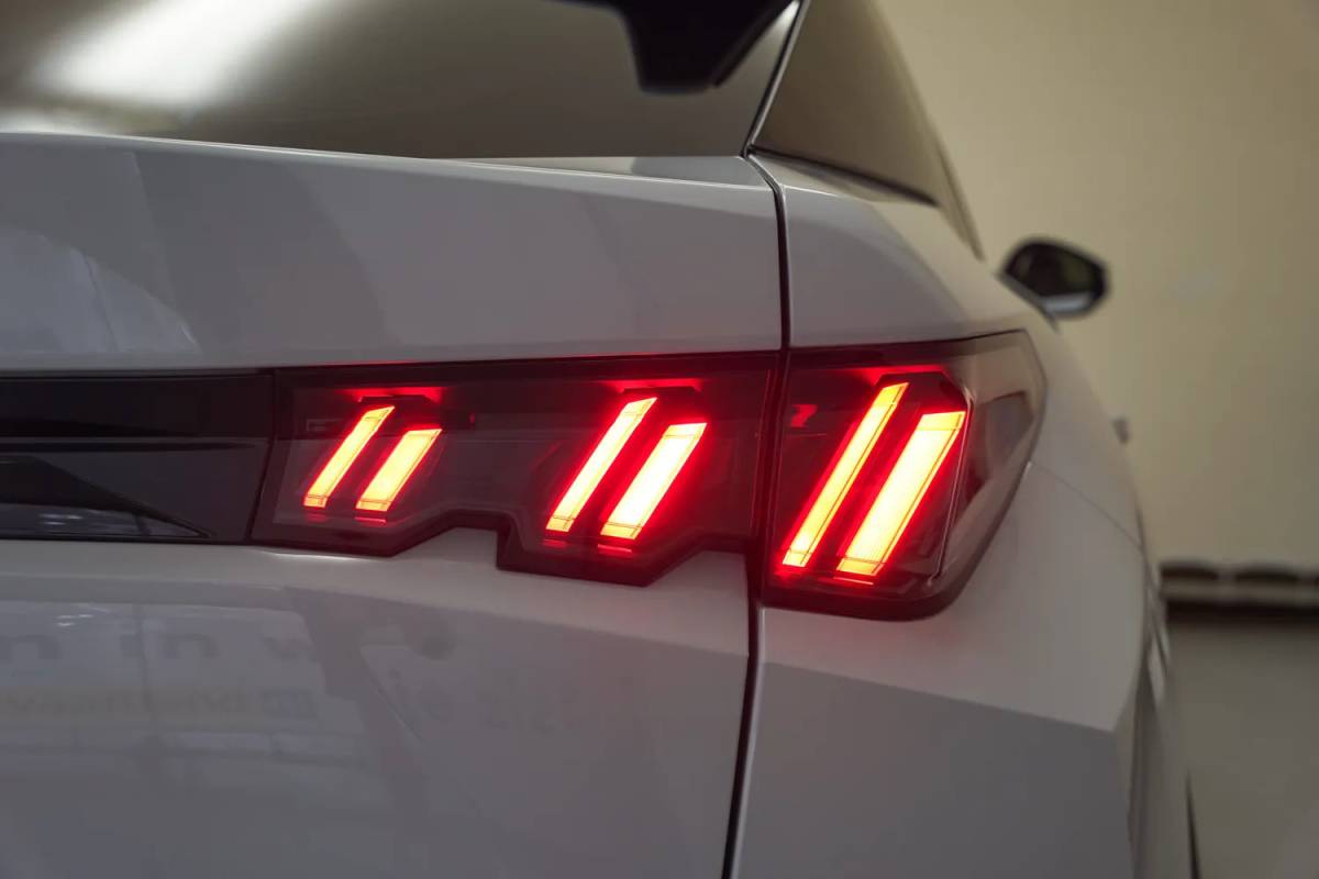 Peugeot e-3008 Peugeot e-3008 Allure 73 kWh 3-Fase [ Navi Keyless Apple / Android Full Led Carplay ]
