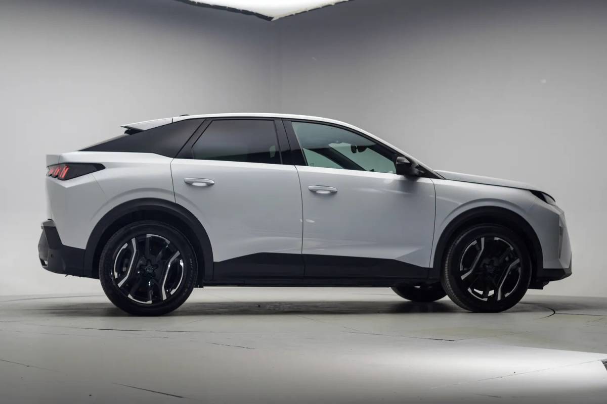 Peugeot e-3008 Peugeot e-3008 Allure 73 kWh 3-Fase [ Navi Keyless Apple / Android Full Led Carplay ]