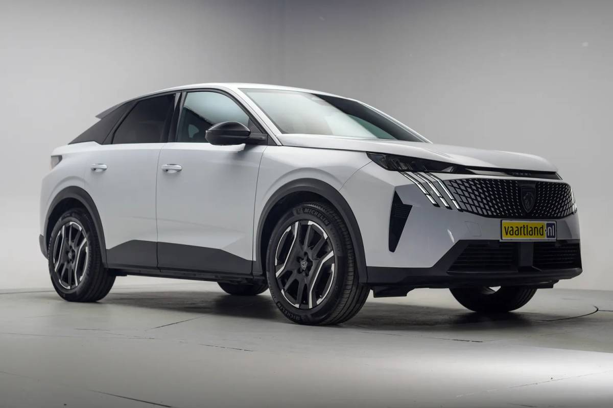 Peugeot e-3008 Peugeot e-3008 Allure 73 kWh 3-Fase [ Navi Keyless Apple / Android Full Led Carplay ]