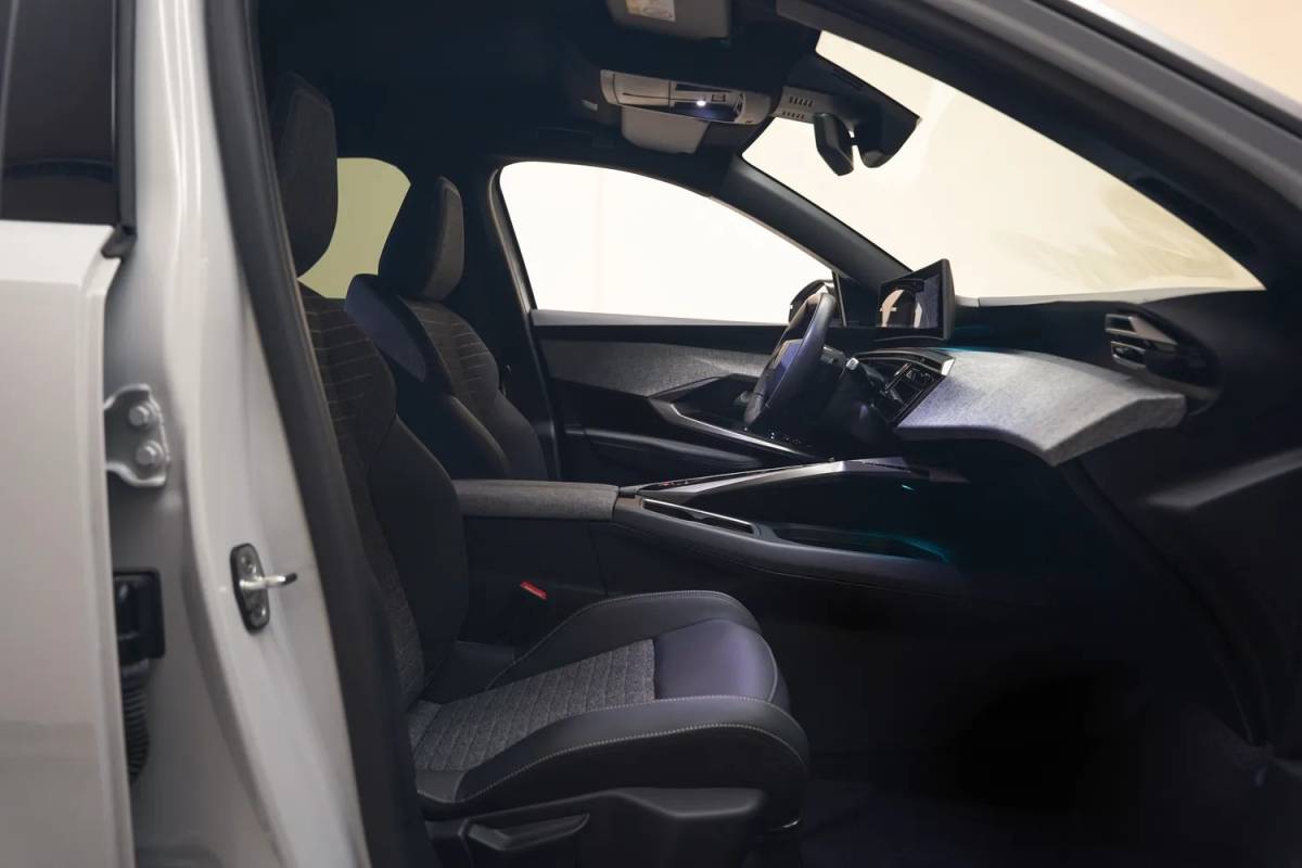 Peugeot e-3008 Peugeot e-3008 Allure 73 kWh 3-Fase [ Navi Keyless Apple / Android Full Led Carplay ]