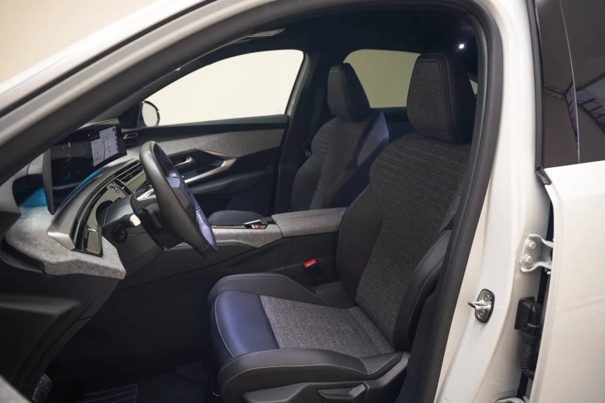 Peugeot e-3008 Peugeot e-3008 Allure 73 kWh 3-Fase [ Navi Keyless Apple / Android Full Led Carplay ]