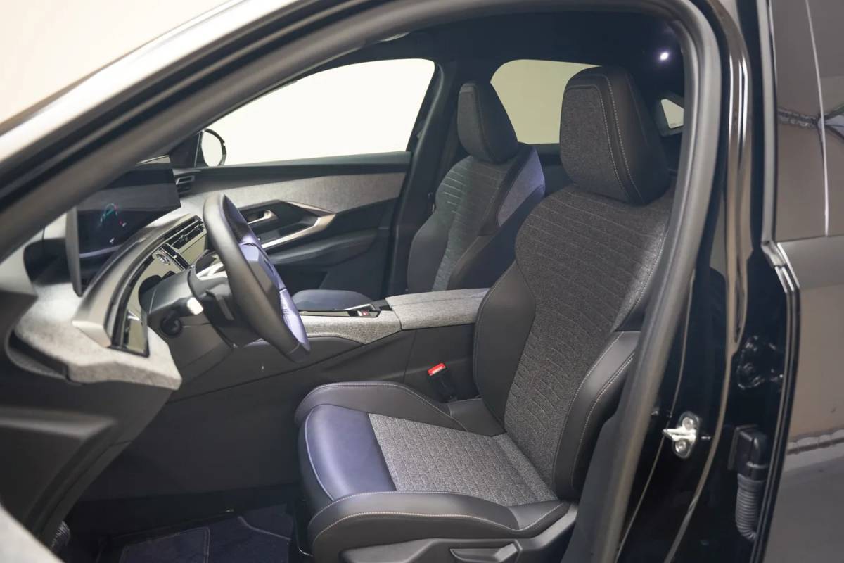 Peugeot e-3008 Peugeot e-3008 Allure Avantage 210 73 kWh [ Navi Apple/Android Adaptieve Cruise Clima ]