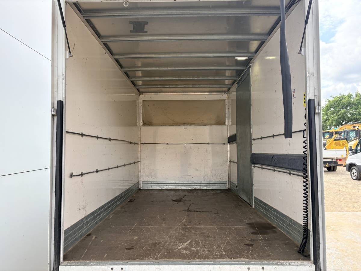 Iveco Daily Iveco Daily 35C16 3.0 160PK Bakwagen Laadklep Zijdeur Camera Climate Control Bluetooth Meubelbak Koffer