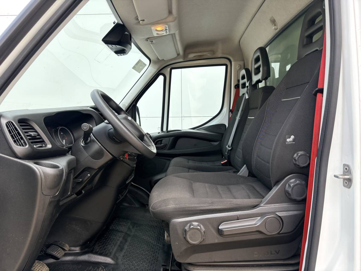 Iveco Daily Iveco Daily 35C16 3.0 160PK Bakwagen Laadklep Zijdeur Camera Climate Control Bluetooth Meubelbak Koffer
