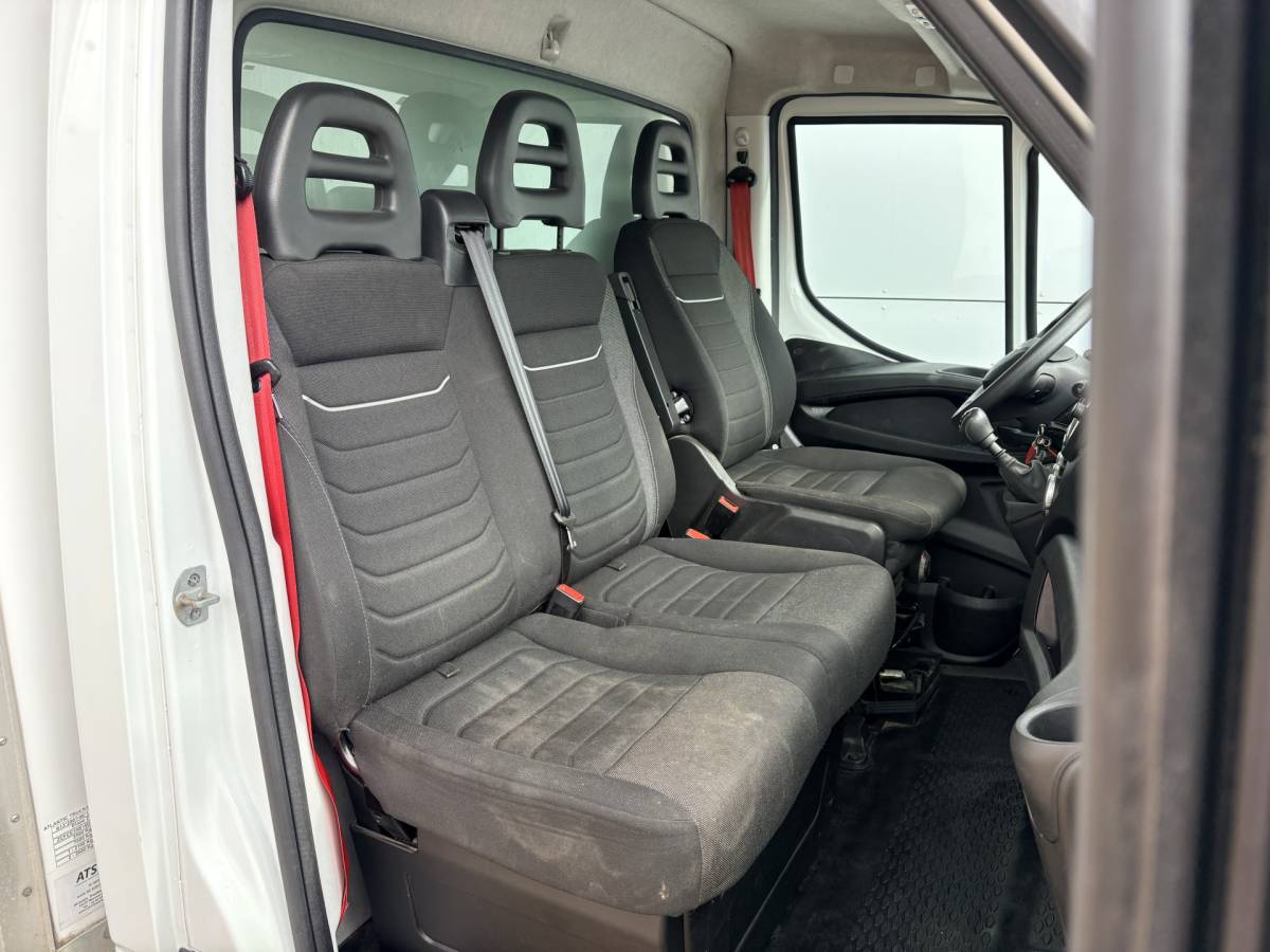 Iveco Daily Iveco Daily 35C16 3.0 160PK Bakwagen Laadklep Zijdeur Camera Climate Control Bluetooth Meubelbak Koffer