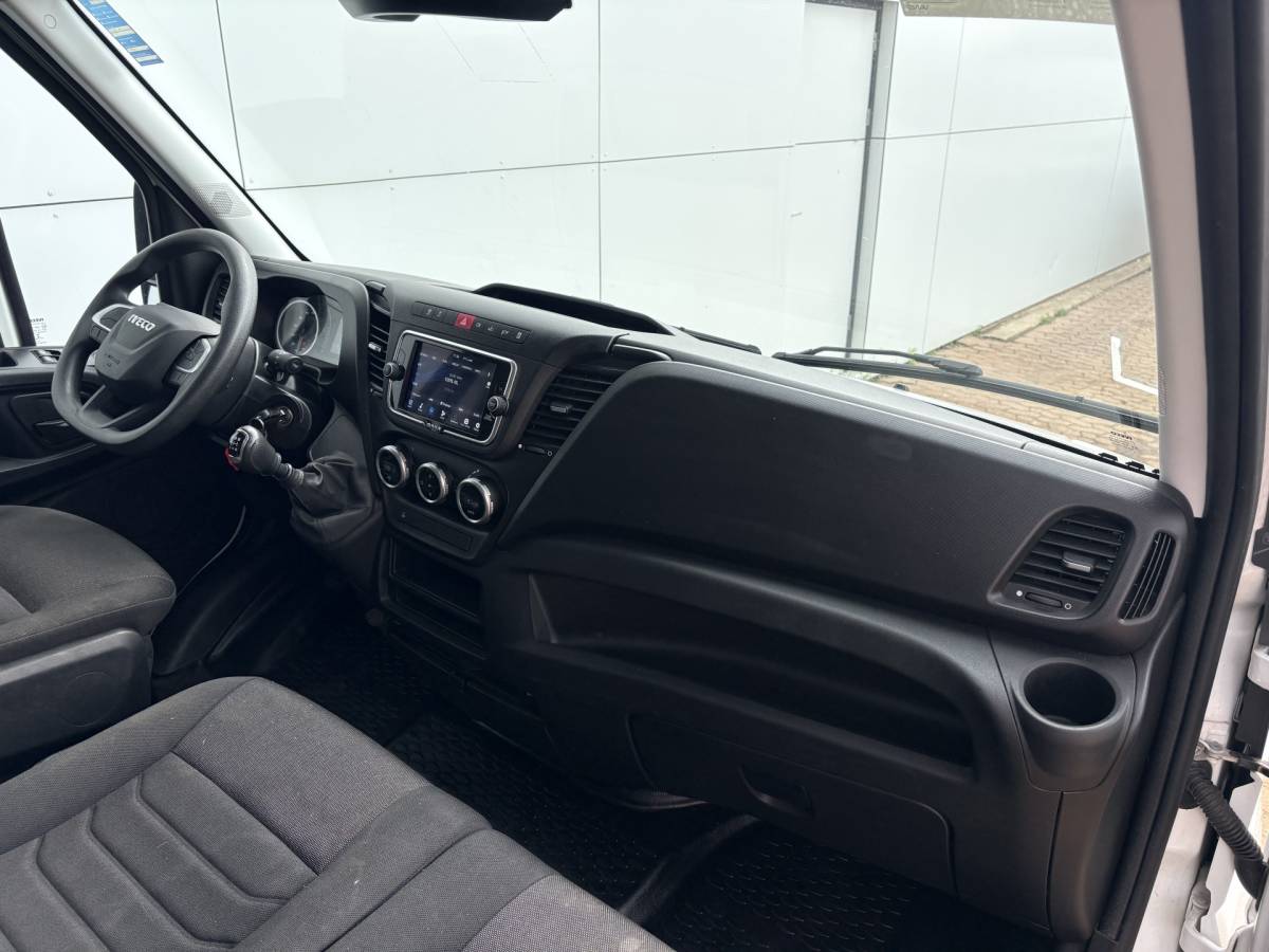 Iveco Daily Iveco Daily 35C16 3.0 160PK Bakwagen Laadklep Zijdeur Camera Climate Control Bluetooth Meubelbak Koffer