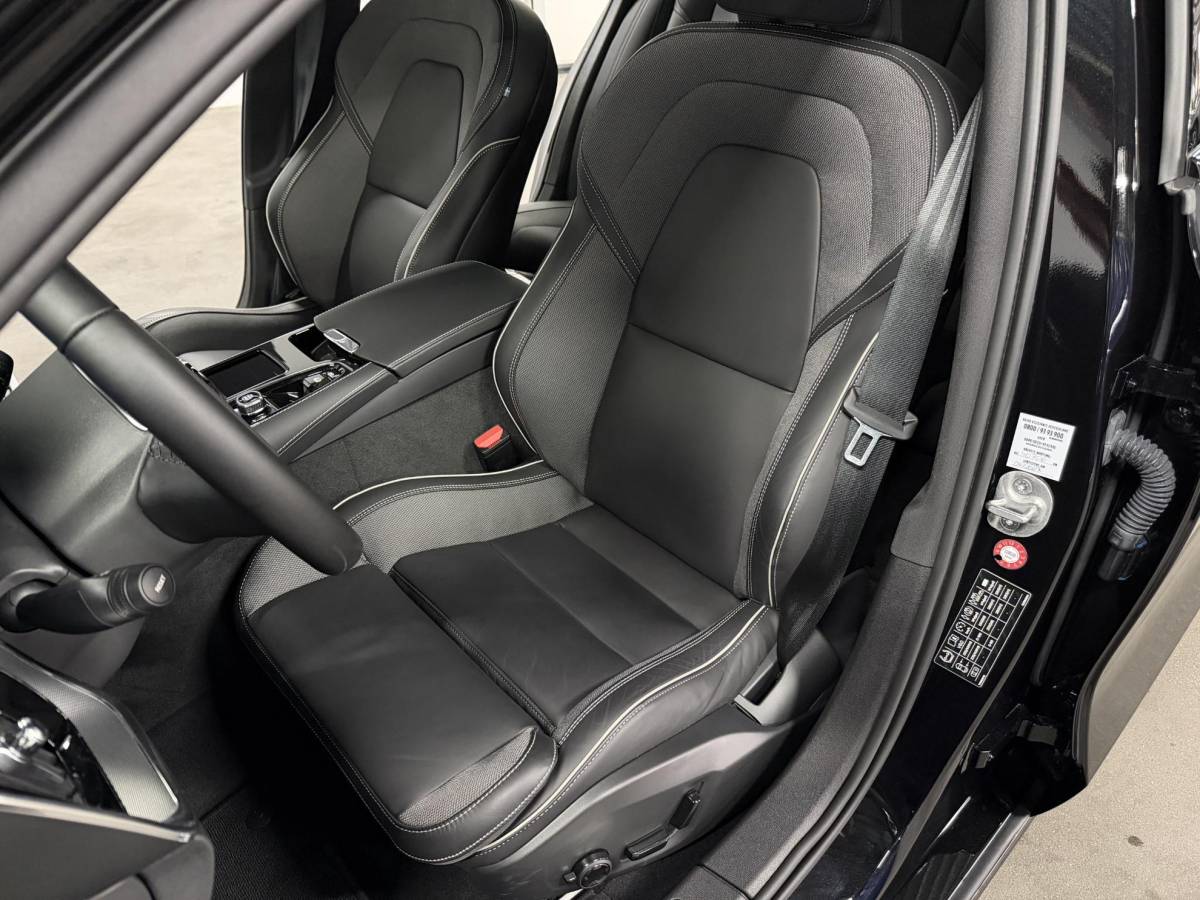 Volvo V60 Volvo V60 2.0 T6 Plug-in hybrid AWD Plus Dark Open dak | Harman/Kardon | Adapt. cruise | 360 camera | Verwarmde voorruit | Stuur-/Stoelverwarming | Google | Keyless