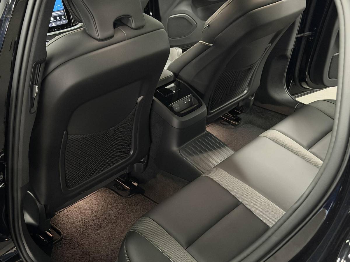 Volvo V60 Volvo V60 2.0 T6 Plug-in hybrid AWD Plus Dark Open dak | Harman/Kardon | Adapt. cruise | 360 camera | Verwarmde voorruit | Stuur-/Stoelverwarming | Google | Keyless