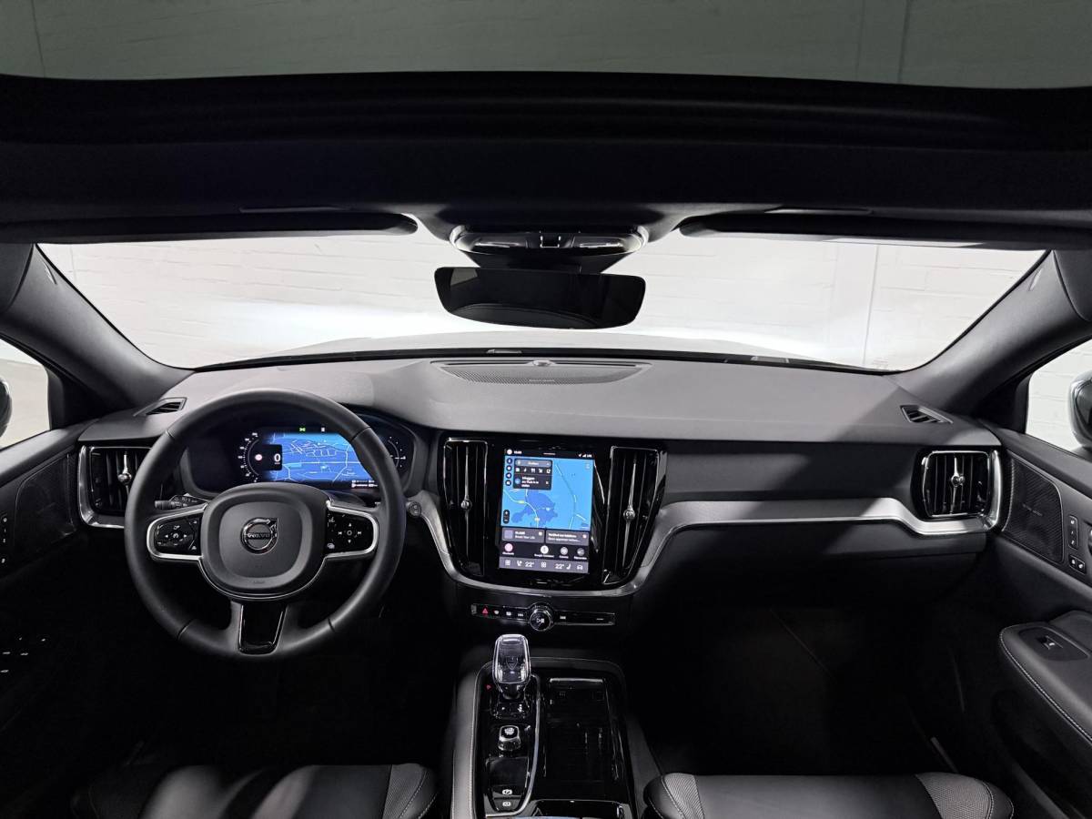 Volvo V60 Volvo V60 2.0 T6 Plug-in hybrid AWD Plus Dark Open dak | Harman/Kardon | Adapt. cruise | 360 camera | Verwarmde voorruit | Stuur-/Stoelverwarming | Google | Keyless