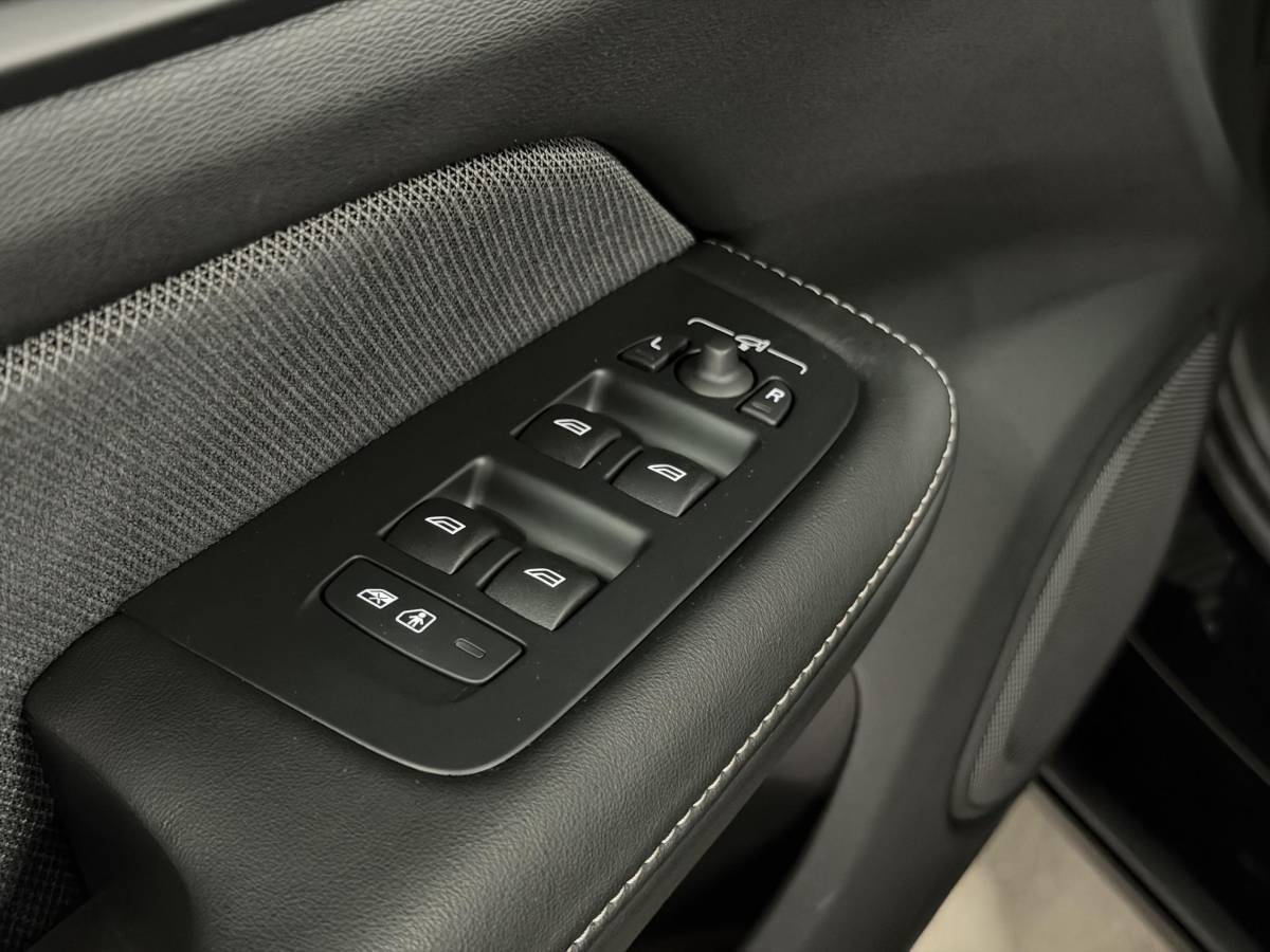 Volvo V60 Volvo V60 2.0 T6 Plug-in hybrid AWD Plus Dark Open dak | Harman/Kardon | Adapt. cruise | 360 camera | Verwarmde voorruit | Stuur-/Stoelverwarming | Google | Keyless