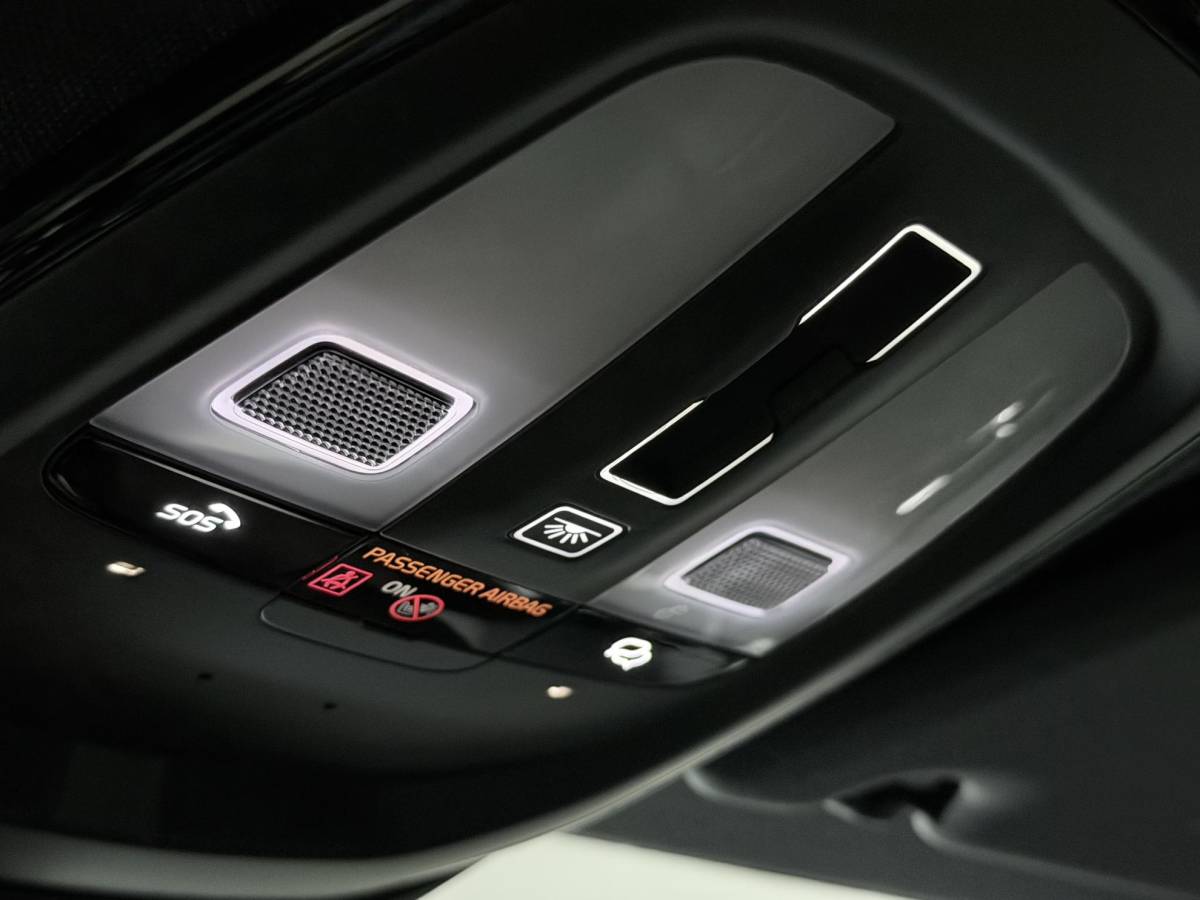 Volvo V60 Volvo V60 2.0 T6 Plug-in hybrid AWD Plus Dark Open dak | Harman/Kardon | Adapt. cruise | 360 camera | Verwarmde voorruit | Stuur-/Stoelverwarming | Google | Keyless