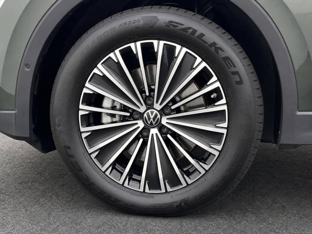 Volkswagen Tiguan Volkswagen Tiguan 1.5 204pk DSG eHybrid Life Edition · Panoramadak · Camera · Wegklapbare Trekhaak ·  Apple/Android Car Play · Navigatie · 18” Inch ·