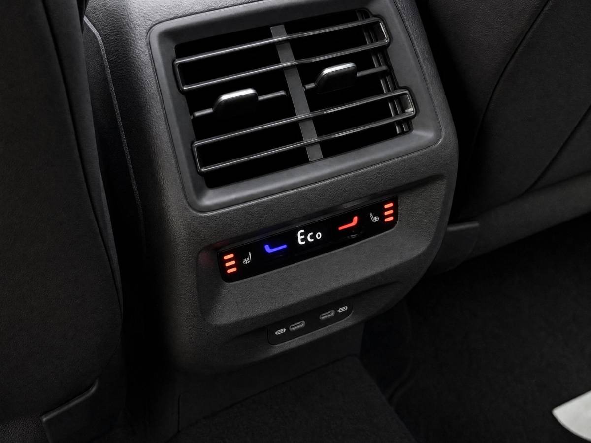 Volkswagen Tiguan Volkswagen Tiguan 1.5 204pk DSG eHybrid Life Edition · Panoramadak · Camera · Wegklapbare Trekhaak ·  Apple/Android Car Play · Navigatie · 18” Inch ·
