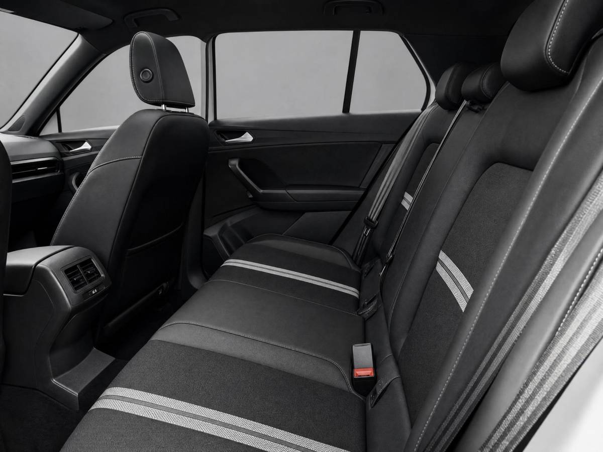 Volkswagen T-Roc Volkswagen T-Roc 1.5 eTsi 150pk DSG R-Line First Edition · Camera · Apple/Android Car Play · Navigatie · Wegklapbare Trekhaak · Elek. Achterklep · 18” Inch ·