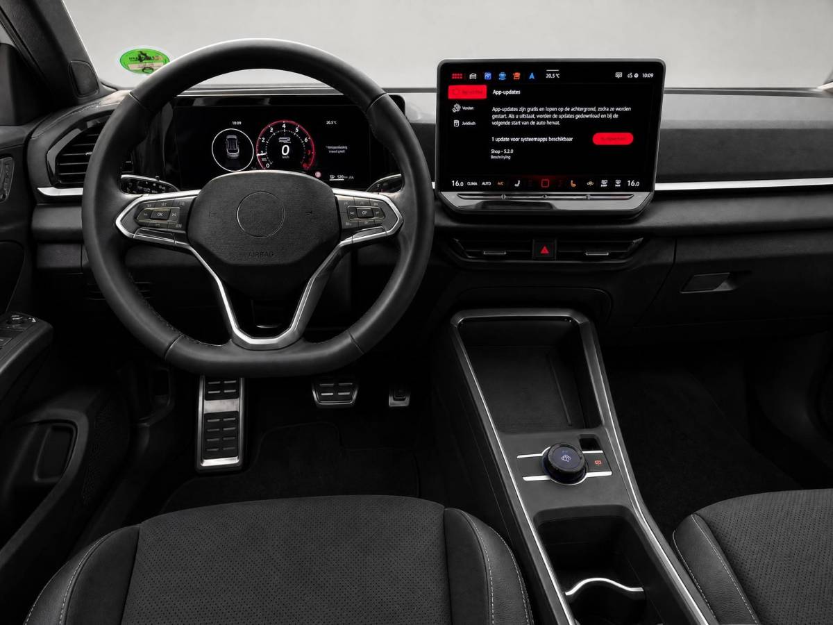 Volkswagen T-Roc Volkswagen T-Roc 1.5 eTsi 150pk DSG R-Line First Edition · Camera · Apple/Android Car Play · Navigatie · Wegklapbare Trekhaak · Elek. Achterklep · 18” Inch ·