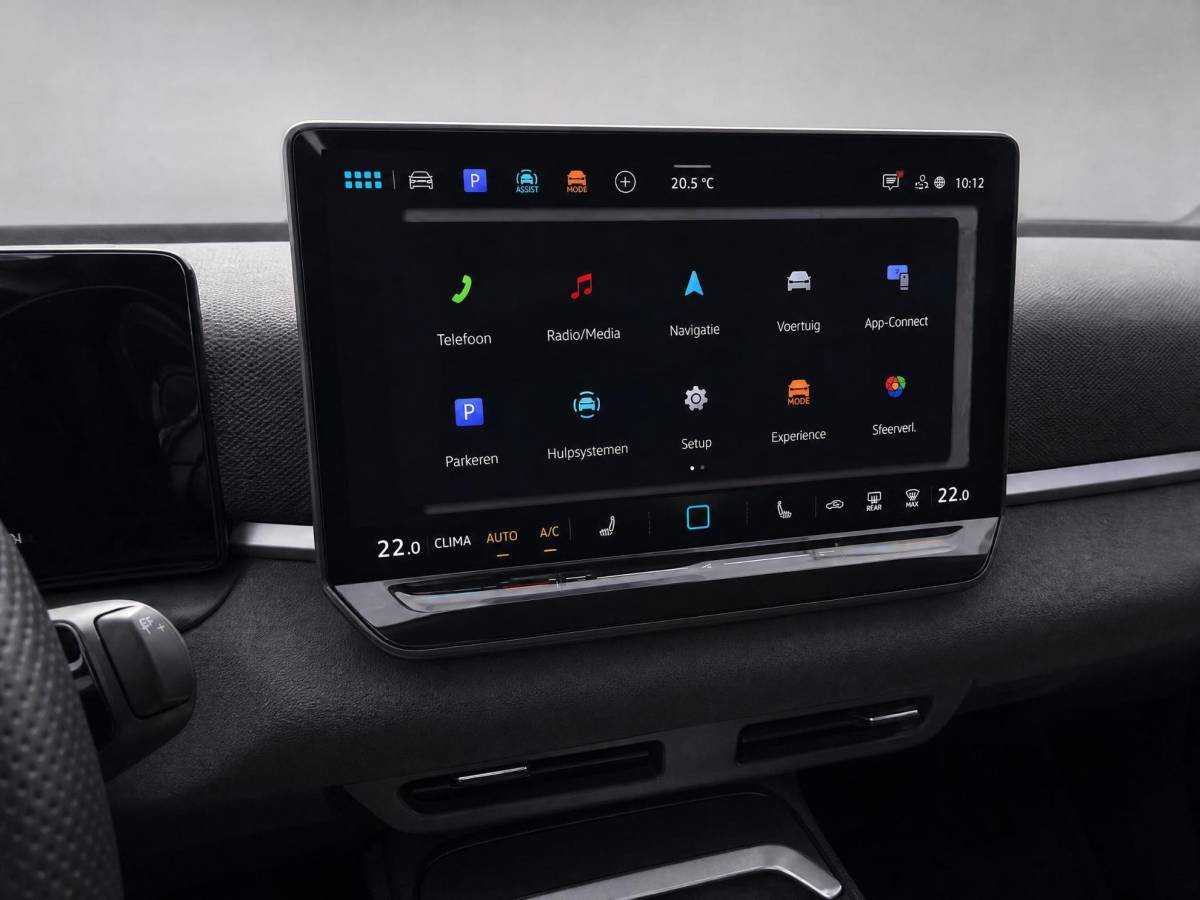 Volkswagen T-Roc Volkswagen T-Roc 1.5 eTsi 150pk DSG R-Line First Edition · Camera · Apple/Android Car Play · Navigatie · Wegklapbare Trekhaak · Elek. Achterklep · 18” Inch ·