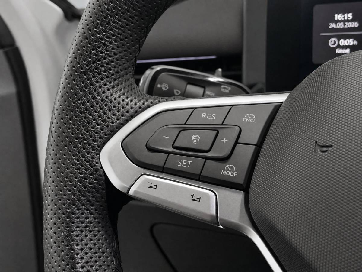 Volkswagen T-Roc Volkswagen T-Roc 1.5 eTsi 150pk DSG R-Line First Edition · Camera · Apple/Android Car Play · Navigatie · Wegklapbare Trekhaak · Elek. Achterklep · 18” Inch ·
