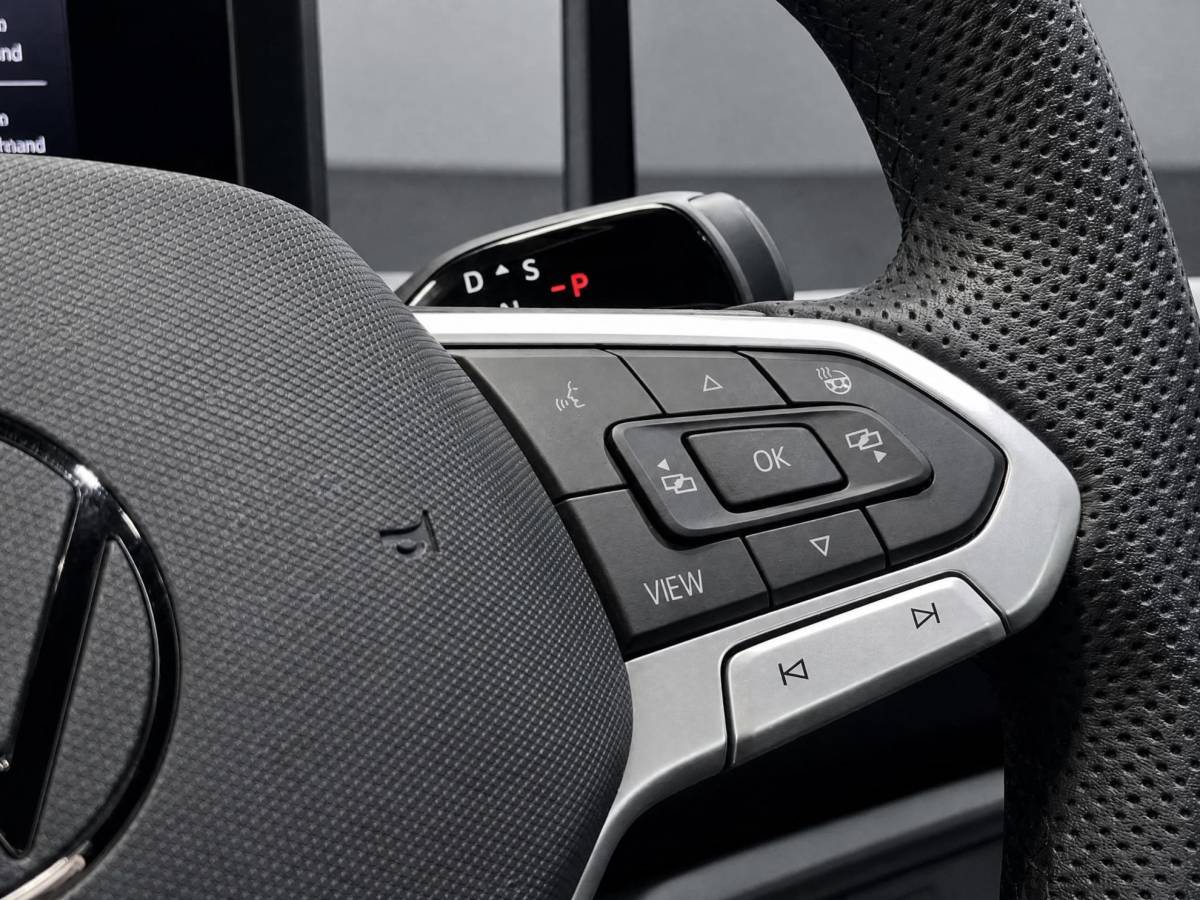 Volkswagen T-Roc Volkswagen T-Roc 1.5 eTsi 150pk DSG R-Line First Edition · Camera · Apple/Android Car Play · Navigatie · Wegklapbare Trekhaak · Elek. Achterklep · 18” Inch ·