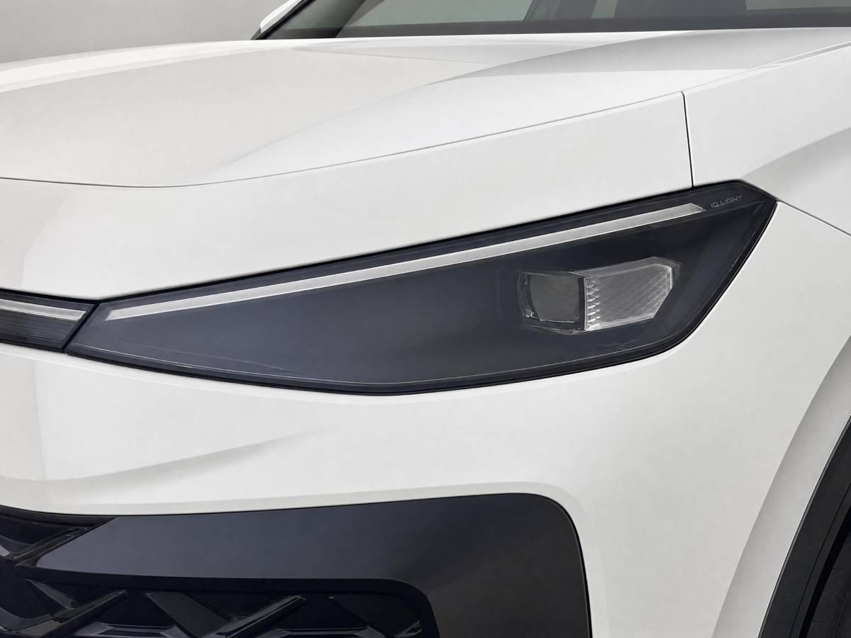 Volkswagen T-Roc Volkswagen T-Roc 1.5 eTsi 150pk DSG R-Line First Edition · Camera · Apple/Android Car Play · Navigatie · Wegklapbare Trekhaak · Elek. Achterklep · 18” Inch ·