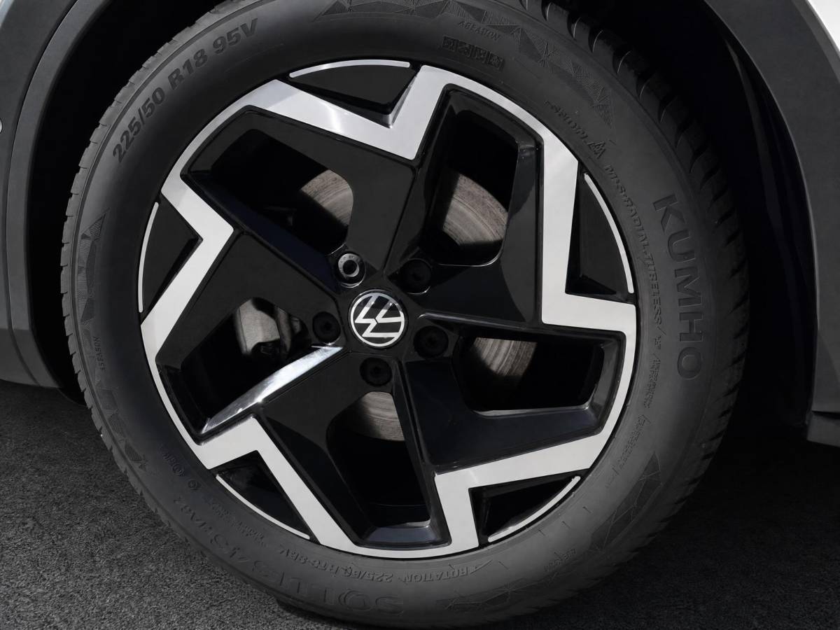 Volkswagen T-Roc Volkswagen T-Roc 1.5 eTsi 150pk DSG R-Line First Edition · Camera · Apple/Android Car Play · Navigatie · Wegklapbare Trekhaak · Elek. Achterklep · 18” Inch ·