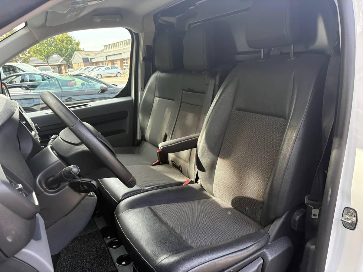 Opel Vivaro Opel VIVARO 1.5 CDTI L2H1 Edition|airco|cruise|parkeersensoren achter|bluetooth|drie zitplaatsen|verwarmbare buitenspiegels|EURO6
