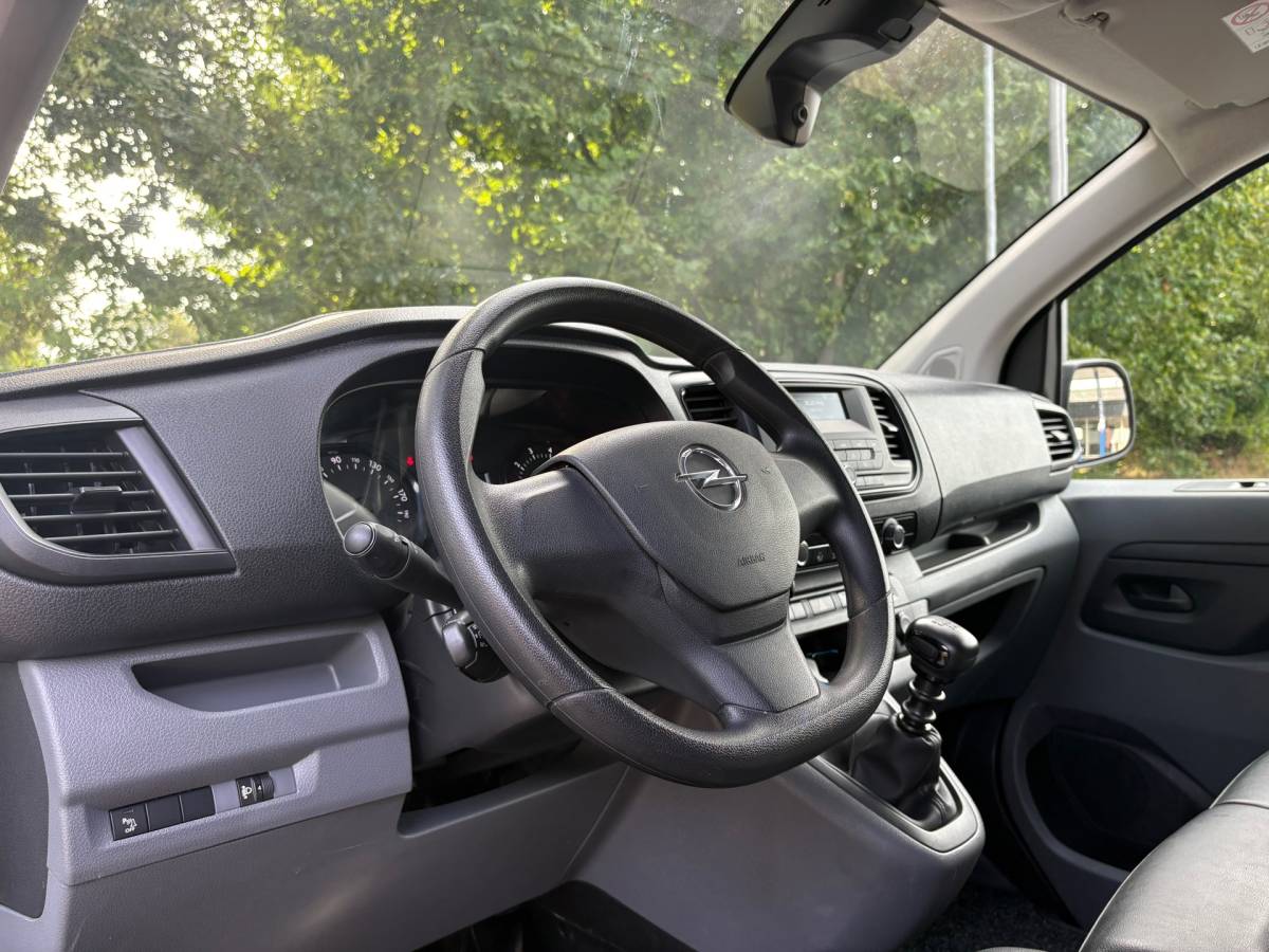 Opel Vivaro Opel VIVARO 1.5 CDTI L2H1 Edition|airco|cruise|parkeersensoren achter|bluetooth|drie zitplaatsen|verwarmbare buitenspiegels|EURO6