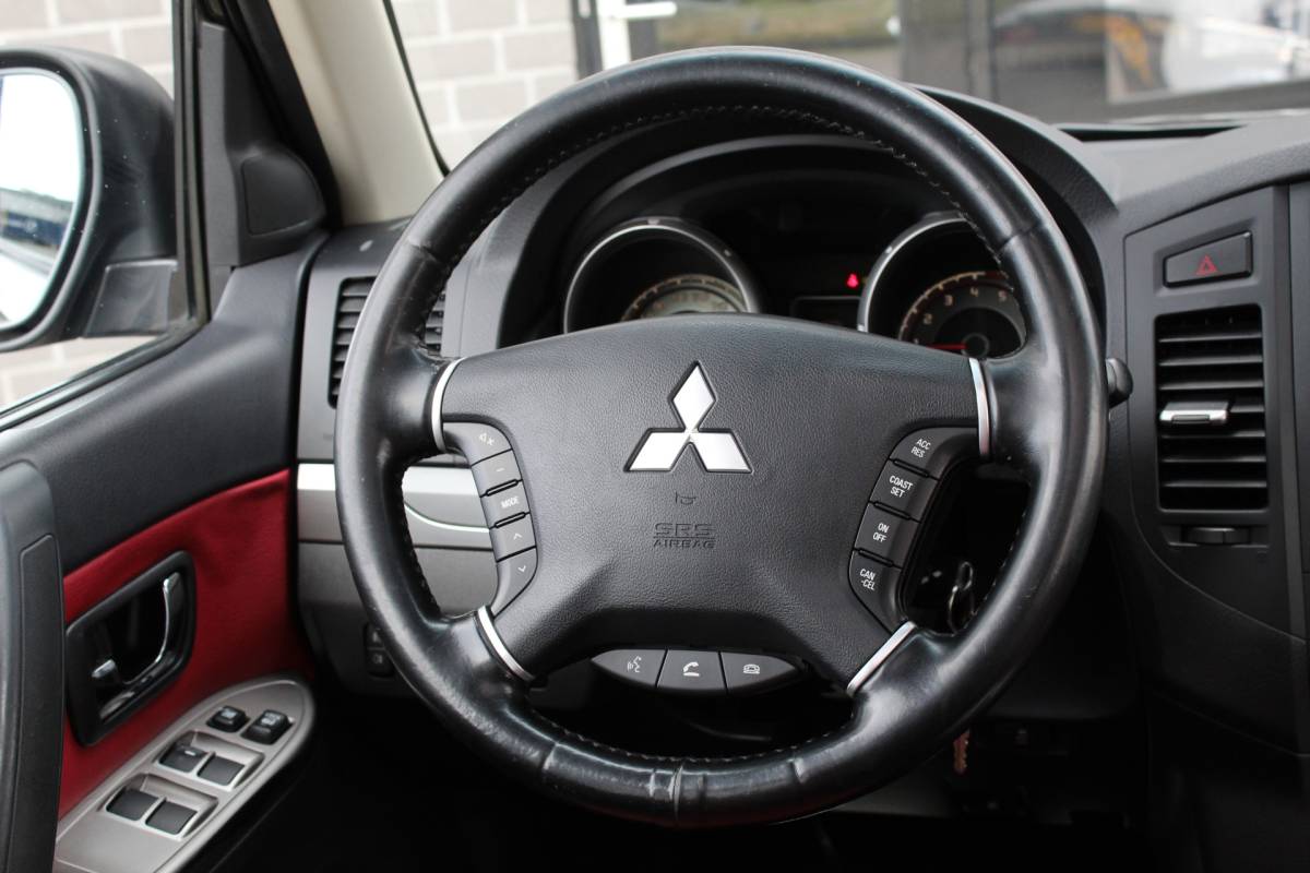 Mitsubishi Pajero Mitsubishi Pajero 3.2 DI-D Instyle Side Window Van / Leer / Stoelverwarming / Marge