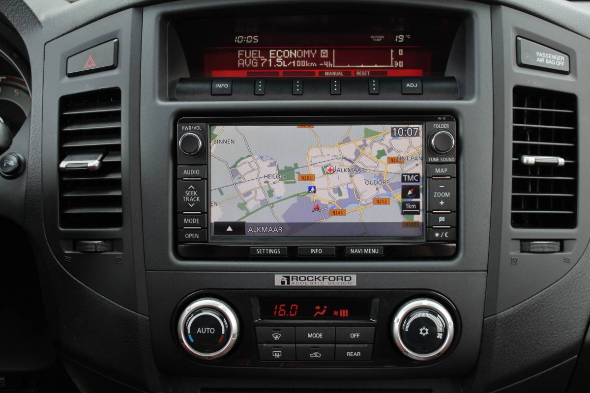 Mitsubishi Pajero Mitsubishi Pajero 3.2 DI-D Instyle Side Window Van / Leer / Stoelverwarming / Marge