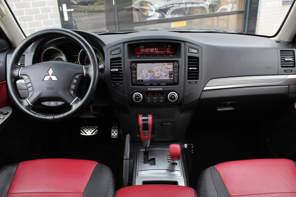 Mitsubishi Pajero Mitsubishi Pajero 3.2 DI-D Instyle Side Window Van / Leer / Stoelverwarming / Marge
