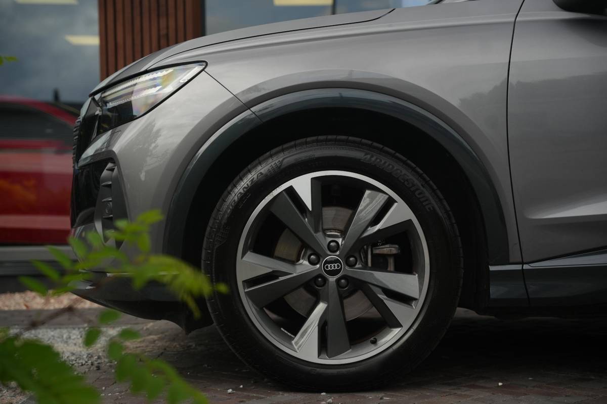 Audi Q4 e-tron Audi Q4 e-tron 35 Launch edition Advanced 55 kWh Verkeersbord detectie Koplampreiniging Trekhaak uitklapbaar DAB Parkeersensoren voor en achter 20″L.M.