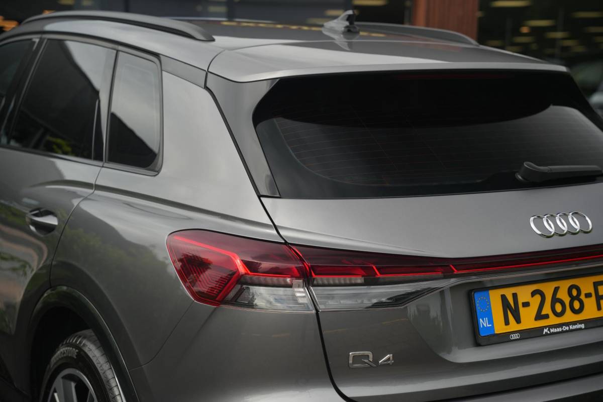 Audi Q4 e-tron Audi Q4 e-tron 35 Launch edition Advanced 55 kWh Verkeersbord detectie Koplampreiniging Trekhaak uitklapbaar DAB Parkeersensoren voor en achter 20″L.M.