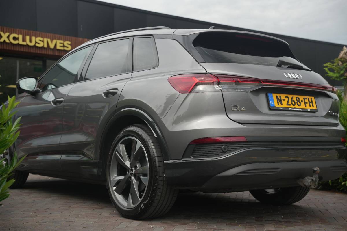 Audi Q4 e-tron Audi Q4 e-tron 35 Launch edition Advanced 55 kWh Verkeersbord detectie Koplampreiniging Trekhaak uitklapbaar DAB Parkeersensoren voor en achter 20″L.M.