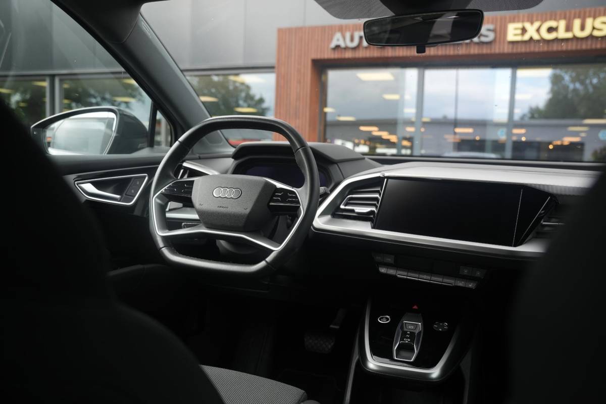 Audi Q4 e-tron Audi Q4 e-tron 35 Launch edition Advanced 55 kWh Verkeersbord detectie Koplampreiniging Trekhaak uitklapbaar DAB Parkeersensoren voor en achter 20″L.M.